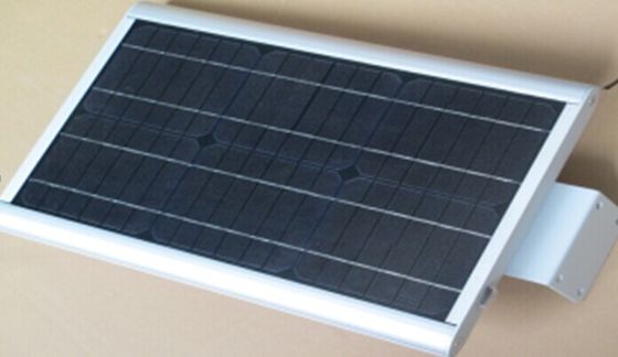 উচ্চ হাল্কা 50W বিশুদ্ধ হোয়াইট IP66 খালেদা অল-ইন ওয়ান সৌর LED স্ট্রিট লাইট